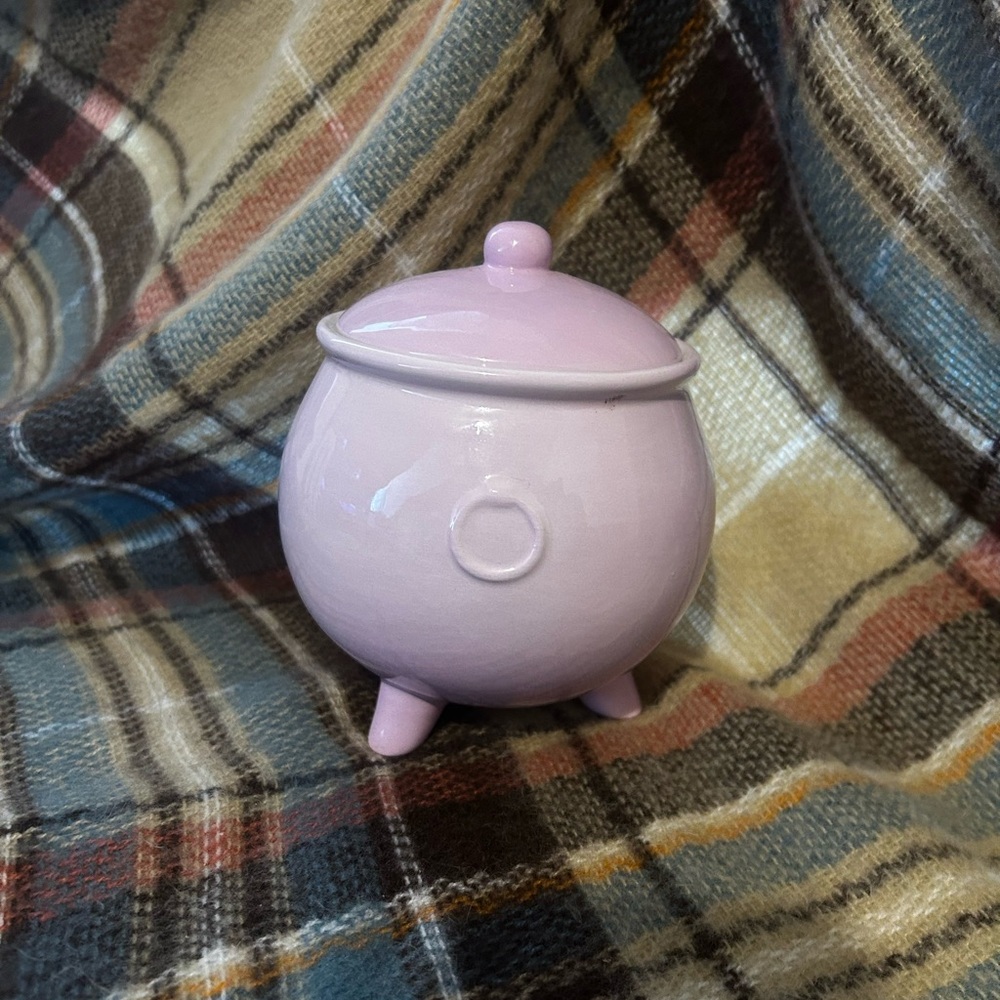 Pink cauldron with lid
Food safe! Can be used as a candy dish or a bowl